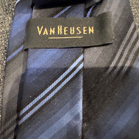 Van Heusen tie - Picture 2 of 2